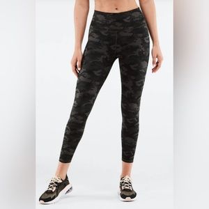 Fabletics Powerhold Women’s XL Legging high waisted 7/8 camo green